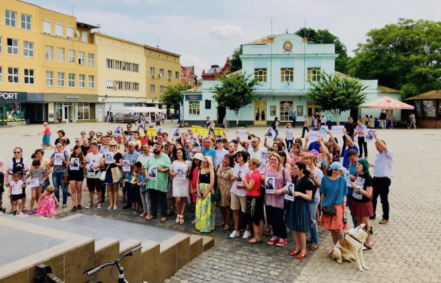 Около полусотни закарпатцев собрались в центре Ужгорода, чтобы выразить поддержку Олегу Сенцов и другим украинским политзаключенным, которых удерживает Россия. 
