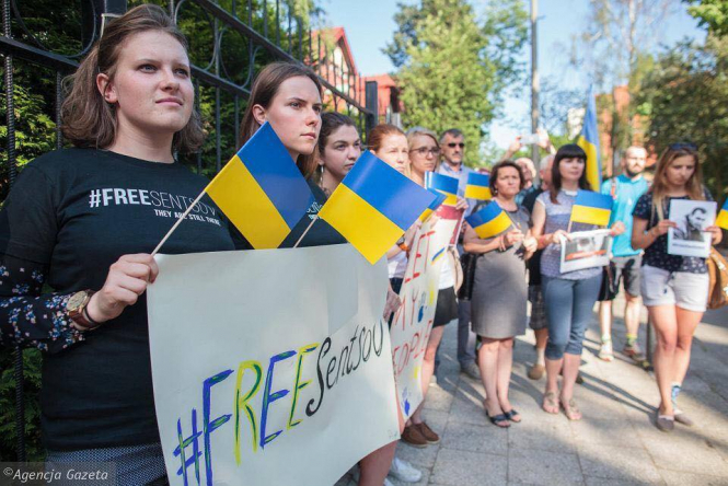 В Киеве проходит акция в поддержку заключенного в России украинского режиссера Олега Сенцова. 