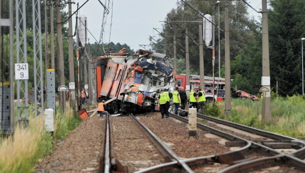 В Западнопоморском воеводстве Польши пассажирский поезд столкнулся с грузовиком на нерегулируемом переезде. 