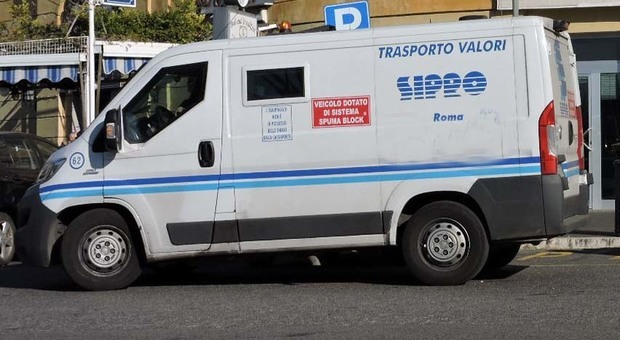 В Риме группа преступников ограбила фургон инкассаторов, похитив полтора миллиона евро. 