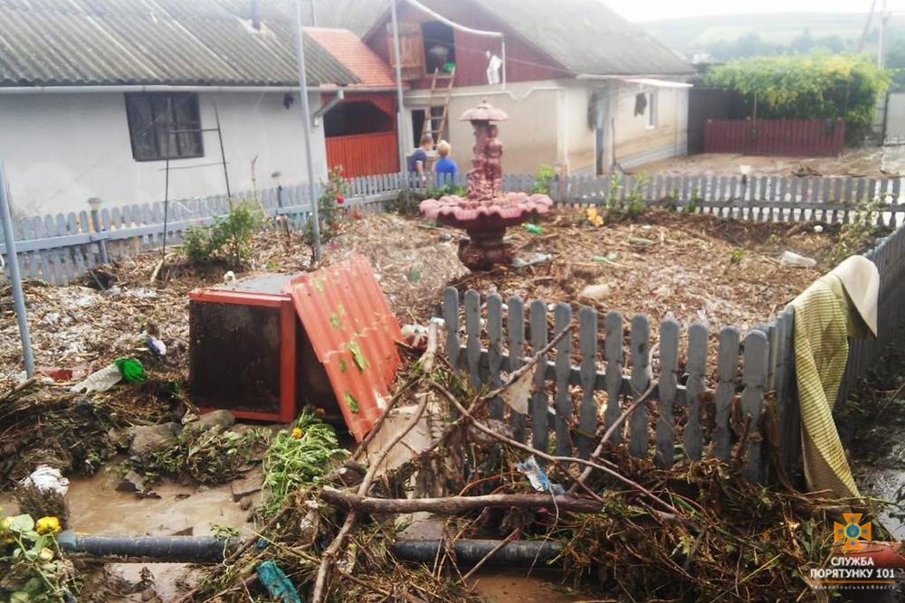 В западных областях Украины ураган с грозой и градом повредил жилые дома, повалил деревья. 