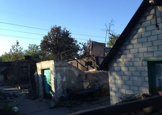 В результате обстрела боевиками района "Чигири" в поселке Юго Донецкой области сгорело девять жилых домов. 