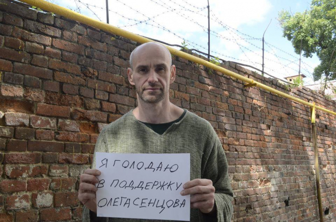 Российский журналист Шура Буртин заявил о начале голодовки в поддержку заключенного в России украинского режиссера Олега Сенцова. 