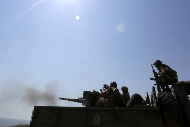 По информации пресс-центра ООС, с семи утра до 18:00 вечера боевики на Донбассе четыре раза открывали огонь по позициям украинской армии. Один украинский военный был ранен. 
