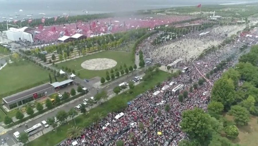 В субботу, за день до президентских выборов в Турции, миллионы людей собрались на митинг оппозиционного политика мухаррема Индже Республиканской народной партии - главного оппонента действующего президента Реджепа Тайипа Эрдогана. 