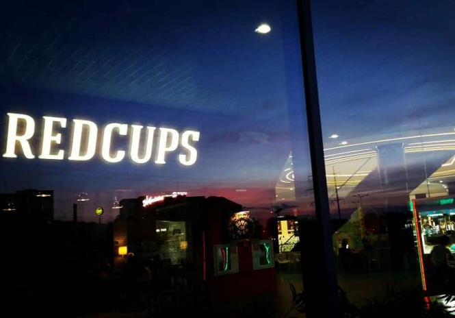 Администрация кафе RedCups в Мариуполе, где 17 июня произошла драка, в которой пострадали пограничники, утверждает, что в заведение служащие пришли в нетрезвом состоянии в гражданской одежде и вели себя агрессивно. 