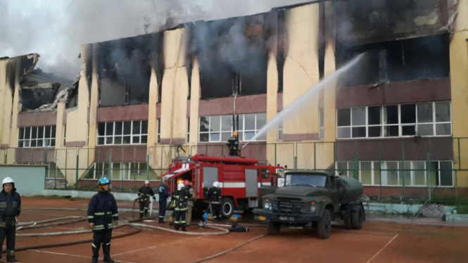 В ночь на воскресенье, 10 июня, спасатели тушили пожар в здании спортивного комплекса Министерства обороны Украины, из здания соседнего общежития эвакуировали 120 человек. 