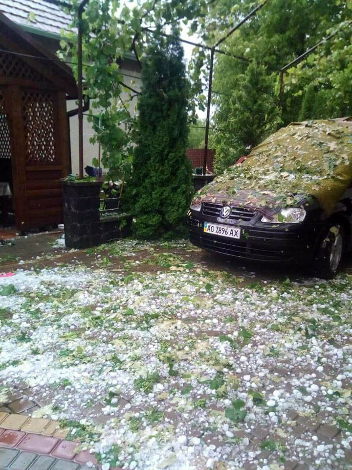 В западных областях Украины ураган с грозой и градом повредил жилые дома, повалил деревья. 