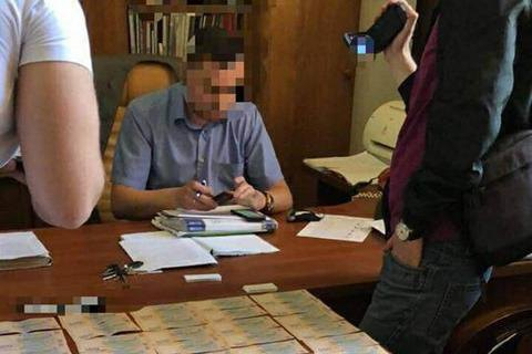 Правоохранители задержали на получении 350 тыс грн одного из руководителей вокзальной станции "Харьков-Пассажирский" и посредника. 