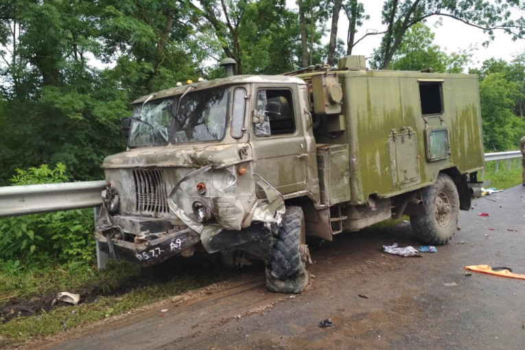 27 июня в 17:30 вблизи села Озерная Зборовского района Тернопольской области военный грузовик столкнулся с легковушкой. Два человека погибли. 
