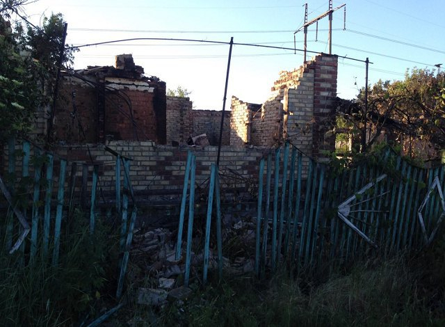 В результате обстрела боевиками района "Чигири" в поселке Юго Донецкой области сгорело девять жилых домов. 