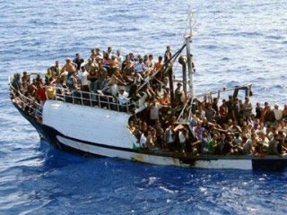 При проведении нескольких спасательных операций в Средиземном море за сутки спасли 1101 беженца, среди них почти 150 детей и 11 беременных женщин. 