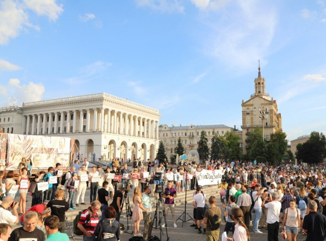 В Киеве на Майдане Независимости около 400 человек вышли на акцию поддержки политзаключенного Олега Сенцова и других незаконно осужденных в России украинцев. 