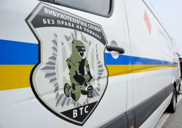 На базе отдыха в Лиманском районе Донецкой области произошел взрыв неизвестного предмета, два человека получили ранения. 
