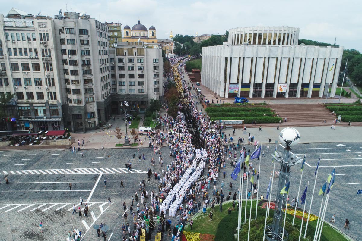 Участие в Крестном ходе в центре Киева в пятницу, 27 июля, приняли не менее 200 тыс. человек. 