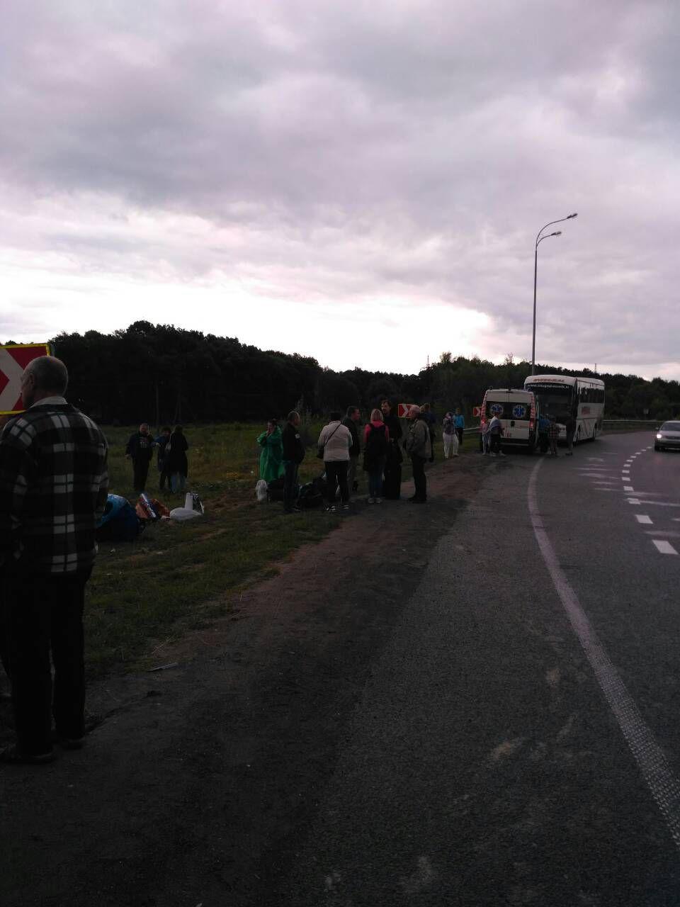 В Ровенской области перевернулся автобус с 53 людьми внутри. Семеро пассажиров из Киева, Киевской и Черниговской областей получили телесные повреждения, их доставили в медучреждение. 