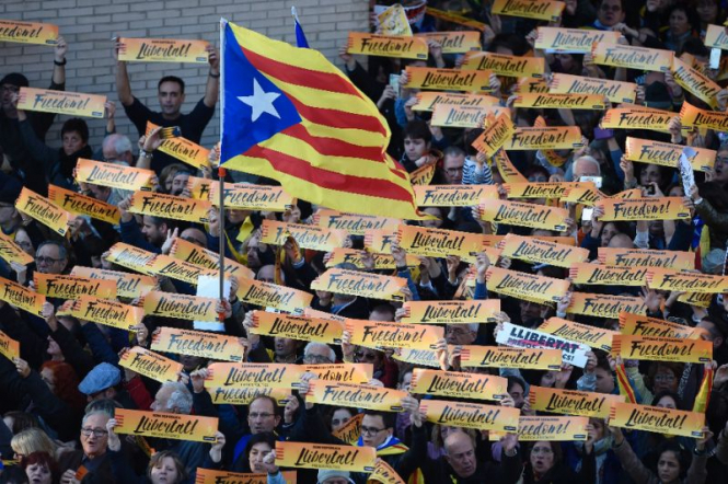 Более 100 тысяч человек вышли в субботу на улицы Барселоны с требованием освободить из-под стражи лидеров сепаратистского движения и вернуть домой политиков, которым в Испании грозит уголовное преследование. 