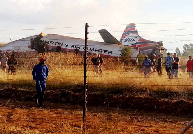 В ЮАР разбился пассажирский самолет. Пострадали по меньшей мере 20 человек, один человек погиб. 