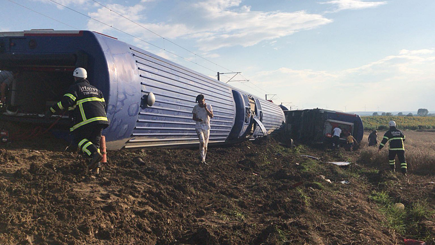 В турецкой провинции Текирдаг в районе Чорлу сошли с рельсов и перевернулись несколько вагонов пассажирского поезда. Десять человек погибли, 73 человека получили ранения. 