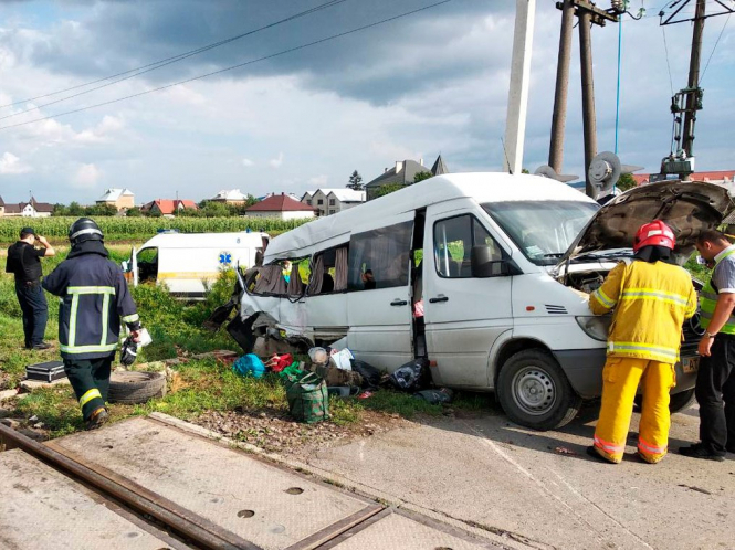 Два человека погибли, семеро получили травмы в результате столкновения пассажирского микроавтобуса с поездом на железнодорожном переезде в Черновицкой области. 