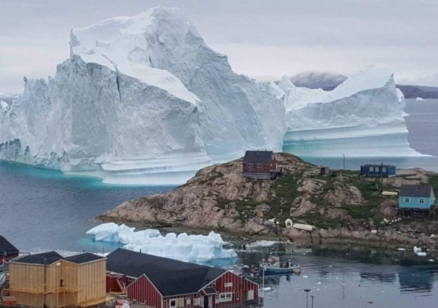 Гигантский айсберг, который подошел вплотную к берегам Гренландии, вызвал панику среди жителей небольшого села. 