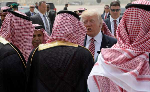 В Белом доме уточнили заявление президента США Дональда Трампа о том, что король Саудовской Аравии Салман согласился увеличить добычу нефти по его просьбе. 