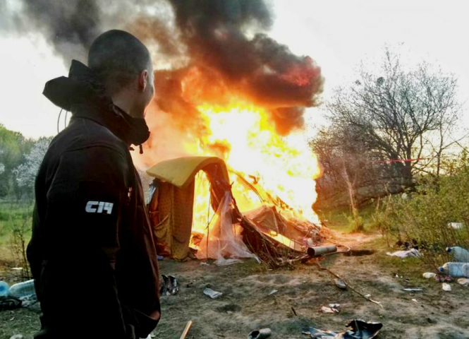 Одному из участников нападения на лагерь цыган в Киеве на Лысой горе, произошедшего в апреле 2018 года, объявили о подозрении. 