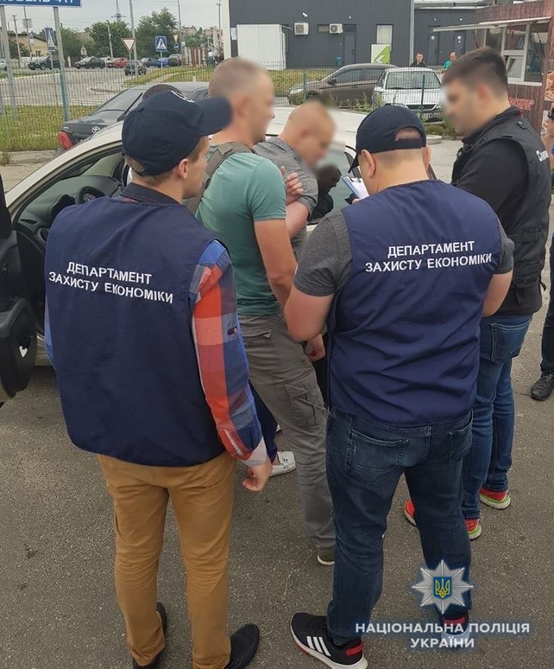 Правоохранители Киевской области задержали депутата, который требовал миллион гривен взятки за место на кладбище. 