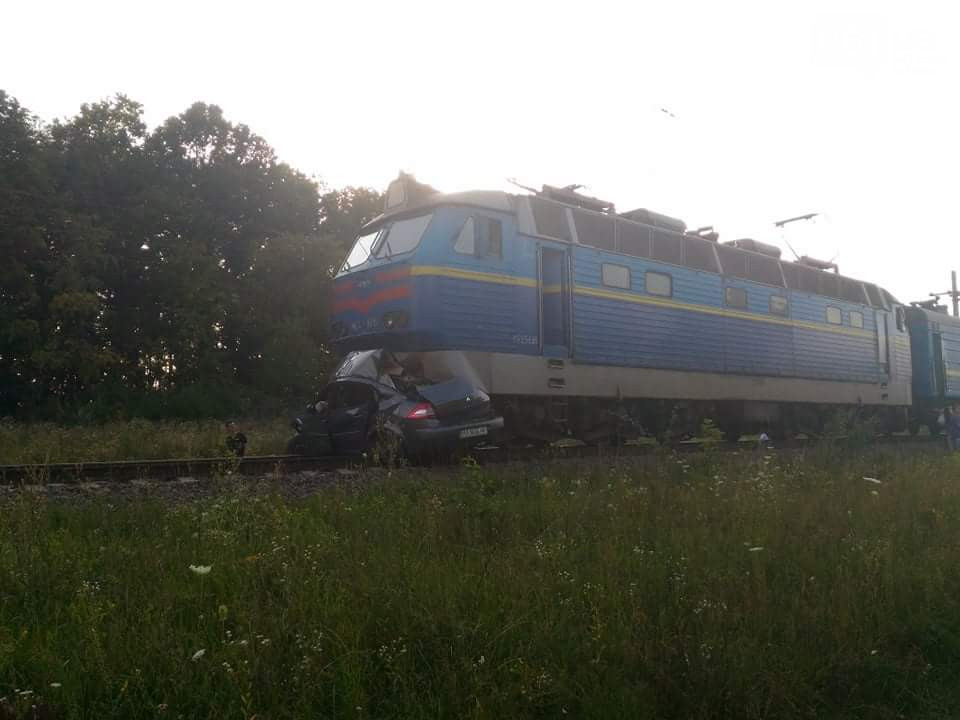 В Киевской области поезд №226К Киев-Бердянск сбил на переезде автомобиль Renault Megane. По данным медиков, два человека погибли. 