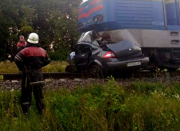 В Киевской области поезд №226К Киев-Бердянск сбил на переезде автомобиль Renault Megane. По данным медиков, два человека погибли. 
