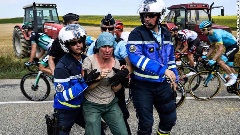Во Франции полиция использовала слезоточивый газ против фермеров, которые перекрыли стогами сена велотрассу соревнования "The Tour de France". 