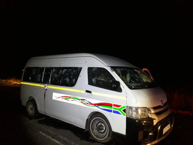 В Южной Африке неизвестные вооруженные убили 11 водителей такси, когда их автобус попал в засаду. 