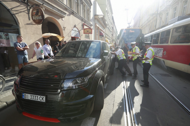 Внедорожник с украинской регистрацией остановил движение трамваев в столице Чехии. Инцидент произошел на улице Лидицкой в районе Прага-5 вечером в понедельник. 