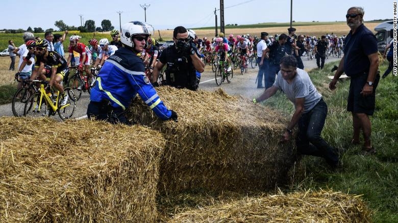 Во Франции полиция использовала слезоточивый газ против фермеров, которые перекрыли стогами сена велотрассу соревнования "The Tour de France". 