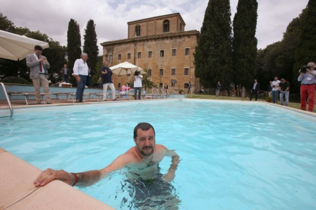Министр внутренних дел Италии Сальвини демонстративно поплавал в бассейне на тосканской вилле, которая была конфискована у одного из боссов мафии. 