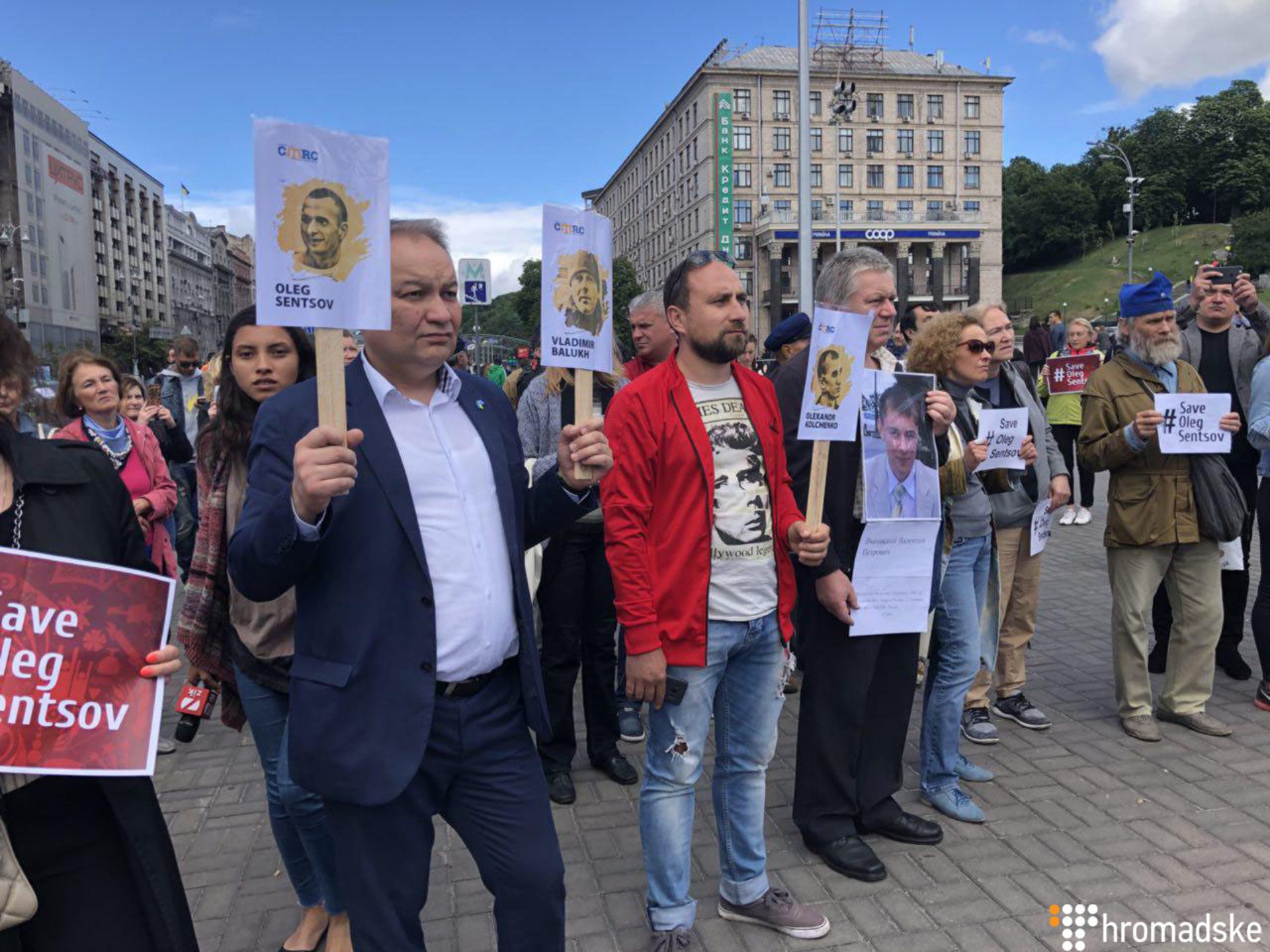 В Киеве на Майдане Независимости вышли на акцию поддержки украинских политзаключенных Кремля. 