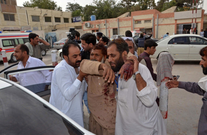 По меньшей мере 128 человек погибли в результате взрыва, что устроил террорист-смертник во время митинга на юго-западе Пакистана. 