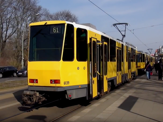 Закупленніе в Берлине применяемые трамваи Tatra KT4 имеют одну конструктивную особенность по которой, вероятно, не смогут полноценно ездить по улицам Львова. 