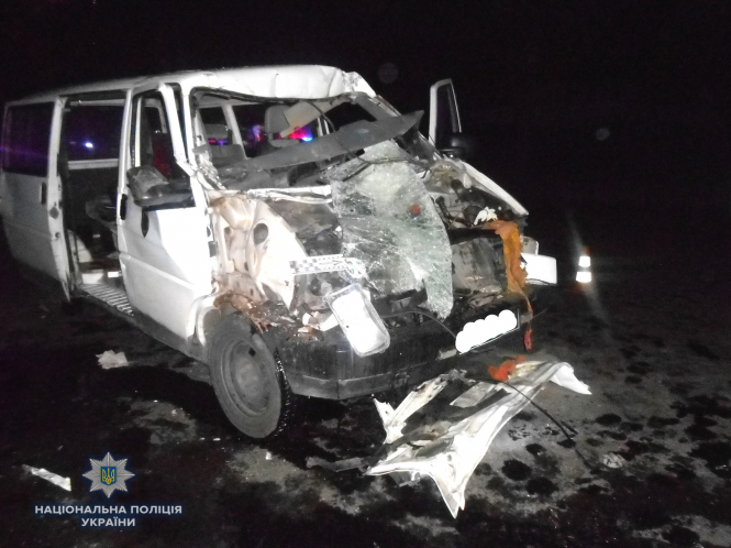В Ровно в результате ДТП с участием машины с двумя военнослужащими и припаркованного грузовика "DAF" с прицепом, один из военных погиб, второй получил травмы. 