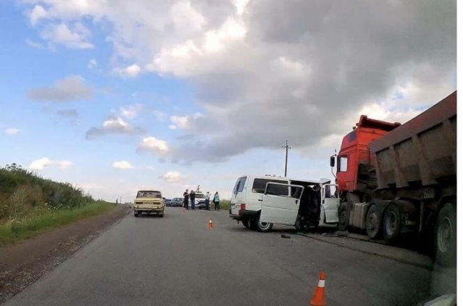 В Ивано-Франковской области вблизи с. Подкамень Рогатинского района столкнулись пассажирский автобус и грузовик, в результате чего погибли четыре человека. 