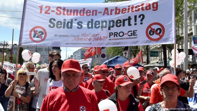 В Вене прошла многотысячная акция протеста против планов правительства Австрии увеличить допустимую продолжительность рабочего дня до 12:00, а рабочей недели - до 60 часов. 