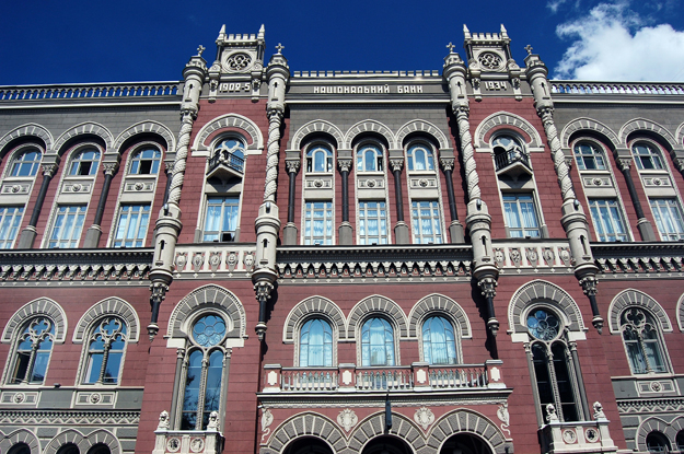Компания Royal Standard, которая предлагает украинцам депозиты на нерыночных условиях, что не имеет статуса финансового учреждения и лицензий украинских регуляторов. 