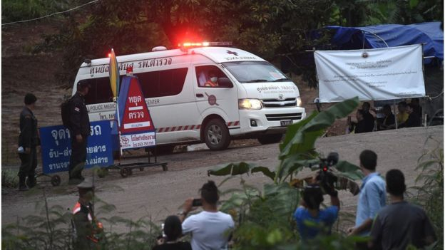По словам тайских военных, участвующих в спасательной операции, по меньшей мере четверо мальчиков из группы подростков, которые две недели провели в затопленной пещере на севере Таиланда, поднятые спасателями на поверхность. 