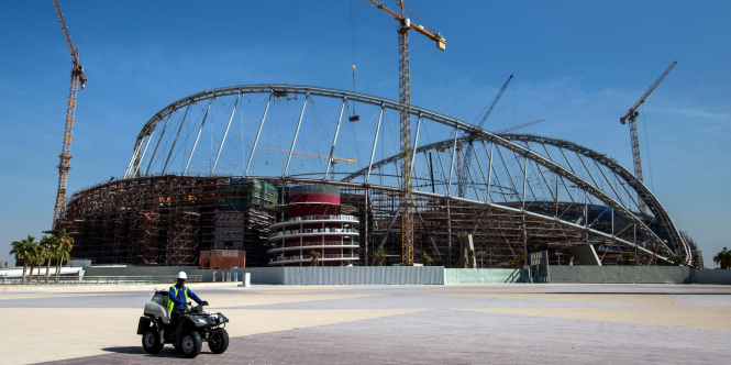 Еженедельно на строительстве объектов Чемпионата мира-2022 по футболу в Катаре погибает в среднем 12 человек. 