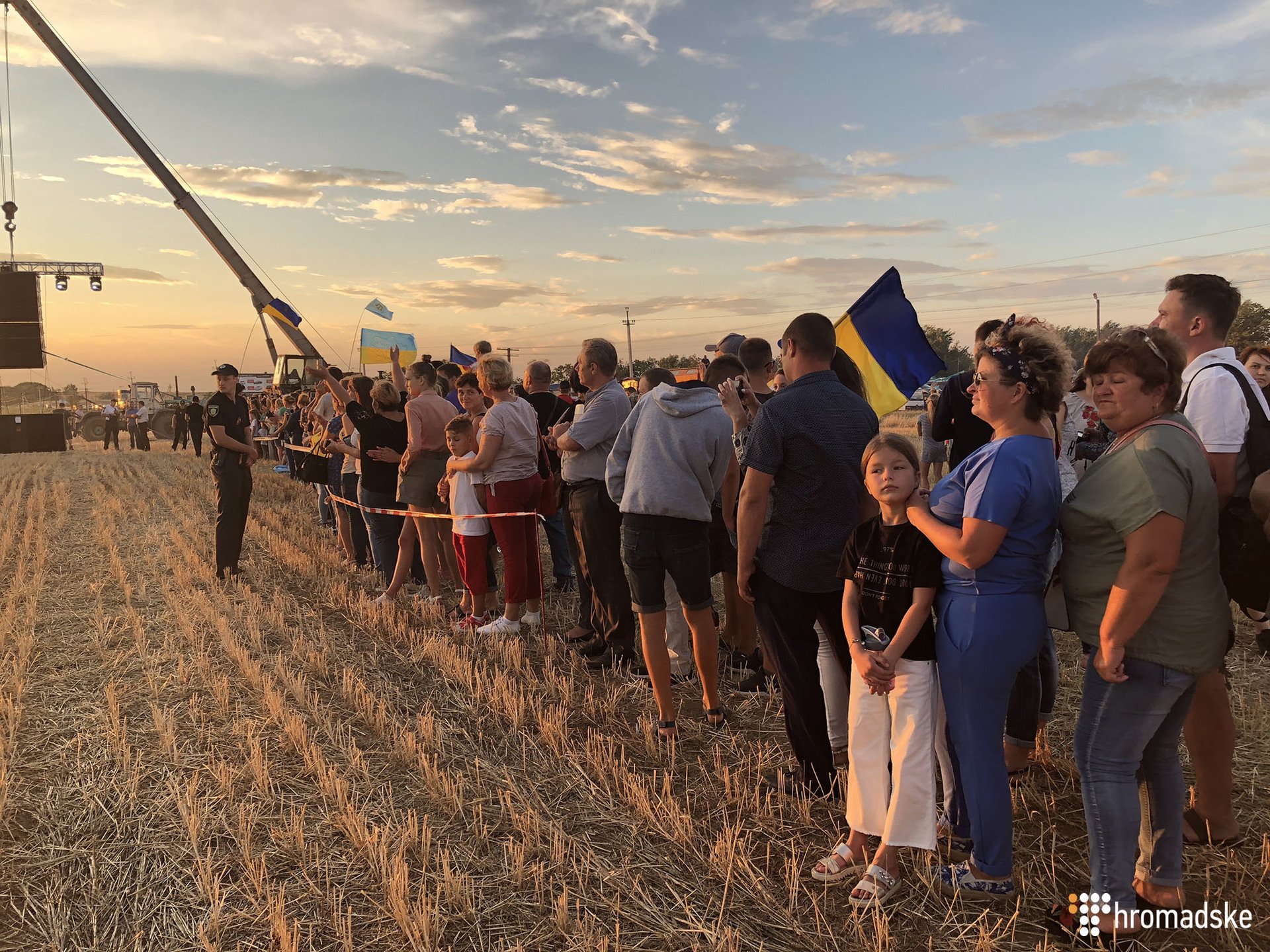 Украинская группа "Бумбокс" выступил на границе с аннексирована Крымом на пункте пропуска "Каланчак" в Херсонской области. Так группа провела акцию протеста с требованием освободить всех украинских политических заключенных. 