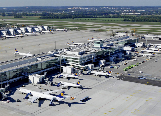 Почти 330 авиарейсов отменены в Мюнхене состоянию на воскресенье, 29 июля. Более 700 пассажиров вынуждены были ночевать в аэропорту. 