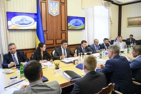 Премьер-министр Украины Владимир Гройсман предлагает провести ревизию всех реализованных в Донецкой и Луганской областях проектов на предмет их необходимости для большей эффективности использования выделенных средств. 
