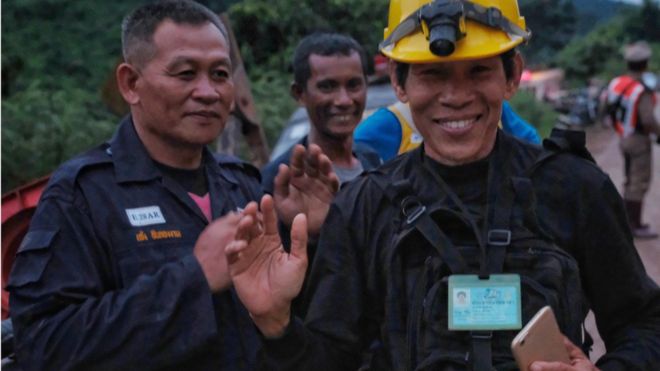 По словам тайских военных, участвующих в спасательной операции, по меньшей мере четверо мальчиков из группы подростков, которые две недели провели в затопленной пещере на севере Таиланда, поднятые спасателями на поверхность. 