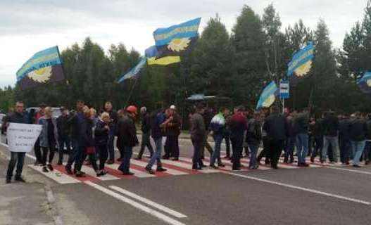 Во вторник, 3 июля, шахтеры на Львовщине добились выплаты части задолженности по зарплате, перекрыв трассу. 