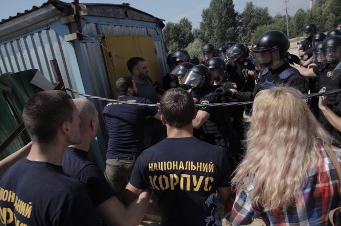 В Киеве на Осокорках подрались противники застройки на улице Григоренко, 40 и полиция. Задержаны два человека. 